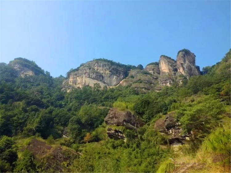 首先映入眼帘的是换骨岩与三石连麓并立的三姑峰,三姑峰如巨屏矗立,拔